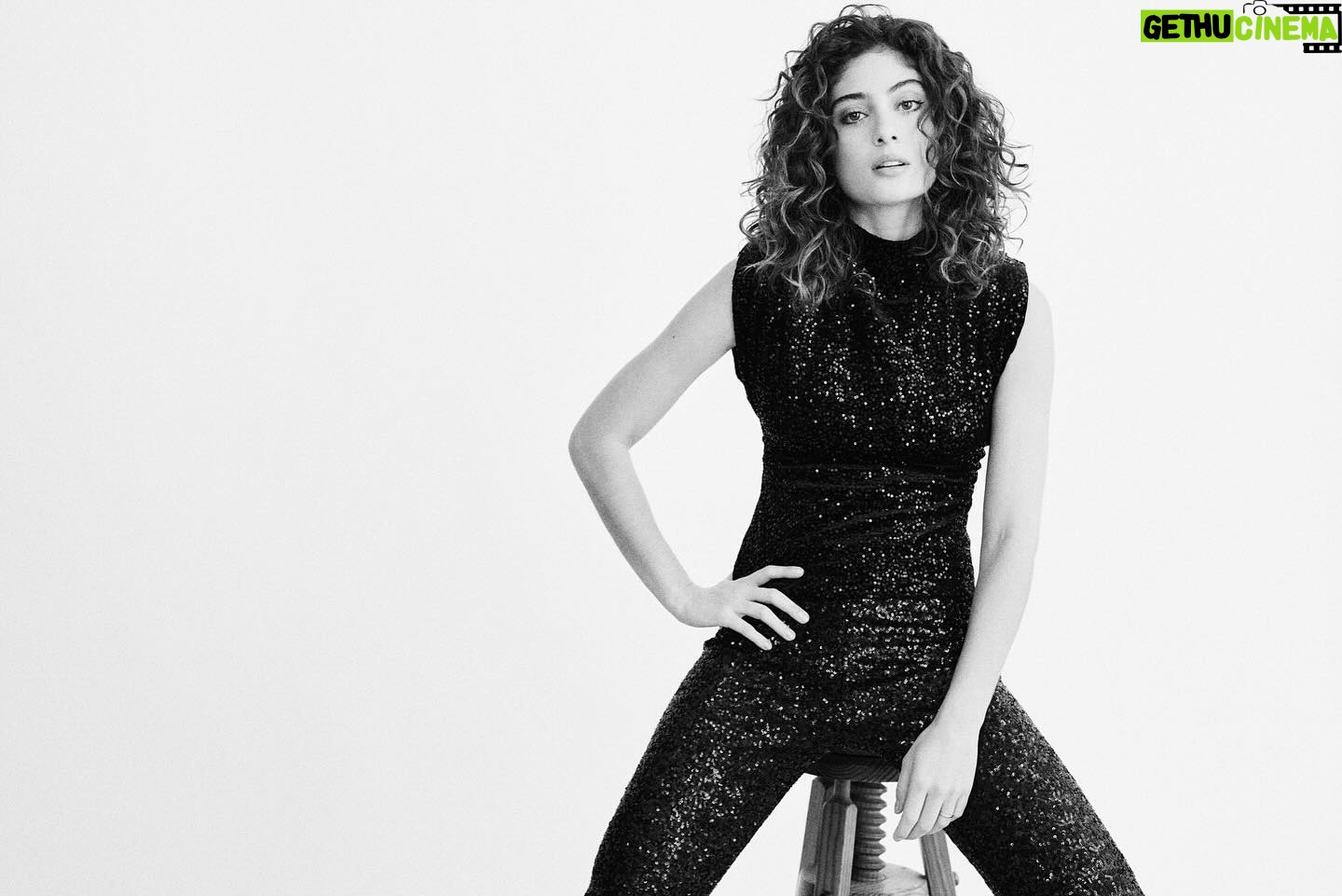 Filipa Nascimento Instagram - Juntei-me à campanha solidária “LOVE CUT”, que vai reunir os melhores profissionais de cabelo, de norte a sul do país, no dia 25 de fevereiro, no salão do @chiadostudio. Neste dia vão poder fazer um corte de cabelo por apenas 10€, com a totalidade do valor a reverter para a @fundacaooseculo. Basta vires de cabelo já lavado! Cut Your Hair, Share Your Love ❤️ #campanhasolidaria #lovecut #cutyourhairshareyourlove #chiadostudio Foto Frederico Martins @frederico__martins Assistente foto Pedro Sá @p.g.sa Cabelos Cláudio Pacheco @claudiopachecohairstylist Com equipa Chiado Studio Daniel Pereira @daniel_santarem23 Soraia Tome @soraiartome, Andreia Santos @andreiafss11 Styling Larissa Marinho @larissamrsa Assistente de Styling Giulianna Mancuso @gflmancuso Make up Elodie Fiuza @elodiefiuza e Lea louro @leamaguilouro Vídeo Antonio Medeiros @medeiros_antonio_