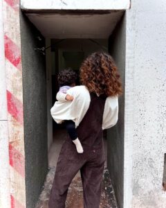 Filipa Nascimento Instagram - A tirar as medidas para ver se a árvore de Natal ainda passa esta porta a tempo! Se tudo correr bem, este ano o Natal vai ter um sabor diferente 🏡🎄