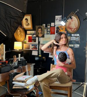 Filipa Nascimento Instagram - A pisar os sets desde pequenina!
Uma a tentar ser Diva, a outra até de costas o é💁🏽‍♀️