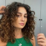 Filipa Nascimento Instagram - Há uns meses atrás, decidi que ia voltar a dar uma oportunidade ao meu cabelo natural. Decidi que ia tentar não manipulá-lo no meu dia a dia, pelo menos, o máximo que conseguisse. Isto surgiu por várias razões… por ter saudades do meu cabelo encaracolado que já não estava tão encaracolado pela quantidade de ferramentas que usava para o arranjar…, por querer servir de exemplo para a minha filha que tem um cabelo encaracolado LINDOOOO e querer que goste dele tal e qual como é e por saber que existe sempre alguém com caracóis que decide camuflar o seu cabelo e alisar, seja qual for a razão. Aposto que conhecem inúmeras pessoas a fazerem-no e se inspirar um de vocês a aceitar o seu cabelo natural e arrasar nele, fico muito feliz! Coincidentemente, apareceu-me um projecto e a ideia era usar o meu cabelo encaracolado para dar vida ao personagem🤘🏽 Posto isto, espero aguentar-me o máximo de vezes com ele como é🤭, sabendo que por motivos de trabalho nem sempre será possivel ( e também sabe bem mudar de vez em quando, não vamos ser radicais🥸). Para alguns pode vir a parecer fútil, mas para mim e para muitos não é, visto que ainda há muita gente que se esconde atrás de um cabelo que não é seu para se sentir melhor na sua própria pele e eu quero tentar mostrar-vos e mostrar a mim mesma que um cabelo encaracolado é lindo e torna-nos muito mais poderosos ✨ Quem me dera ter tido alguém a mostrar que um cabelo assim também é bonito quando era adolescente. Fica o convite a todos para entrarem comigo nesta viagem e abraçarem os vossos🐌 🐌 quero ver essas gadelhaaaaaas!