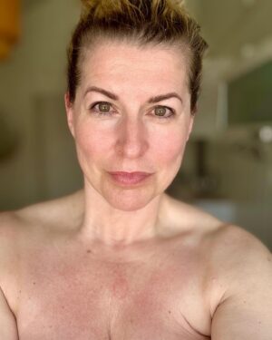 Filippa Rådin Instagram - Börjar dagen med att ta hand om mina fötter och sätta lite färg på bryn och fransar. Alltså kan ni inte hålla med om att man känner sig lite piggare när man får lite färg i ansiktet. 
Brukar du färga brynen? 
Kram F