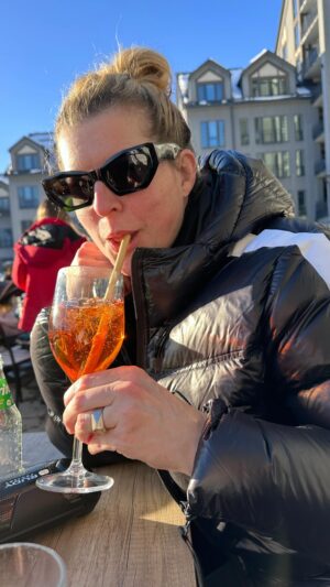 Filippa Rådin Instagram - Så kom solen☀️och om vi hade det bra innan, fick vi det ännu bättre 🤩
Tack för en kanondag @anjaparson @lindahanssonphoto @erikadalskidan   alla barnen 🫶
#hundfjälletskilodge #hundfjället #sälen