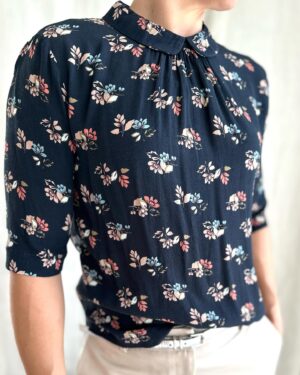 Filippa Rådin Instagram - STYLING // Anjas blommiga blus verkar vara en STOR favorit hos er. 
Förutom blusen vad tyckte du var bäst i dagens program?
❤️

Blus: @scotch_soda 
Blus med mindre blommor: @bric.a.brac.sthlm 
Byxor: @partow_official 
Smycken: @snoofsweden 

#mästarnasmästare #mästarnasmästare2024 #anjapärson