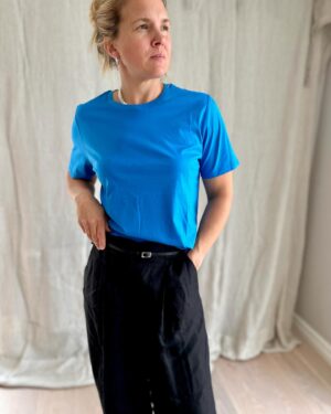 Filippa Rådin Instagram - STYLING MÄSTARNAS MÄSTARE // Jag håller med er. Den vita skjortan är magiskt fin och användbar. Den är det där plagget som funkar såväl uppdressad till fest eller nerklädd till ett par slitna jeans. Tyvärr finns den inte i butik längre men i min story har jag länkat till en annan. Som skulle kunna vara ett alternativ till en skjorta med detaljer. 
Byxan: är från @cosstores och finns också länkad i min story. 
T-shirt: @mqmarqet 
Tips: Jag tycker att MQ och märket Stockholm har dom bästa t-shirts för tillfället. Jag gillar kvalitén och att T-shirten har lite glans som gör att den ser lite lyxigare ut. 👌🏻
Smycken: @snoofsweden 
❤️F