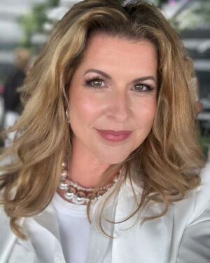 Filippa Rådin Instagram - Mitt liv har precis förlängts med minst 10 år efter gårkvällens #FEMINISTA2024 ! 
Att få hylla mod, styrka och systerskapet & att få gråta och skratta tillsammans det gör något med en på riktigt. Det stärker, förenar på ett alldeles speciellt sätt. 
Tack @feminasverige & assefa för att ni bjöd in till en magisk kväll ❤️

#FEMINISTA bild från rödamattan: @photographerkarintornblom
Hår & make: @tones.beauty