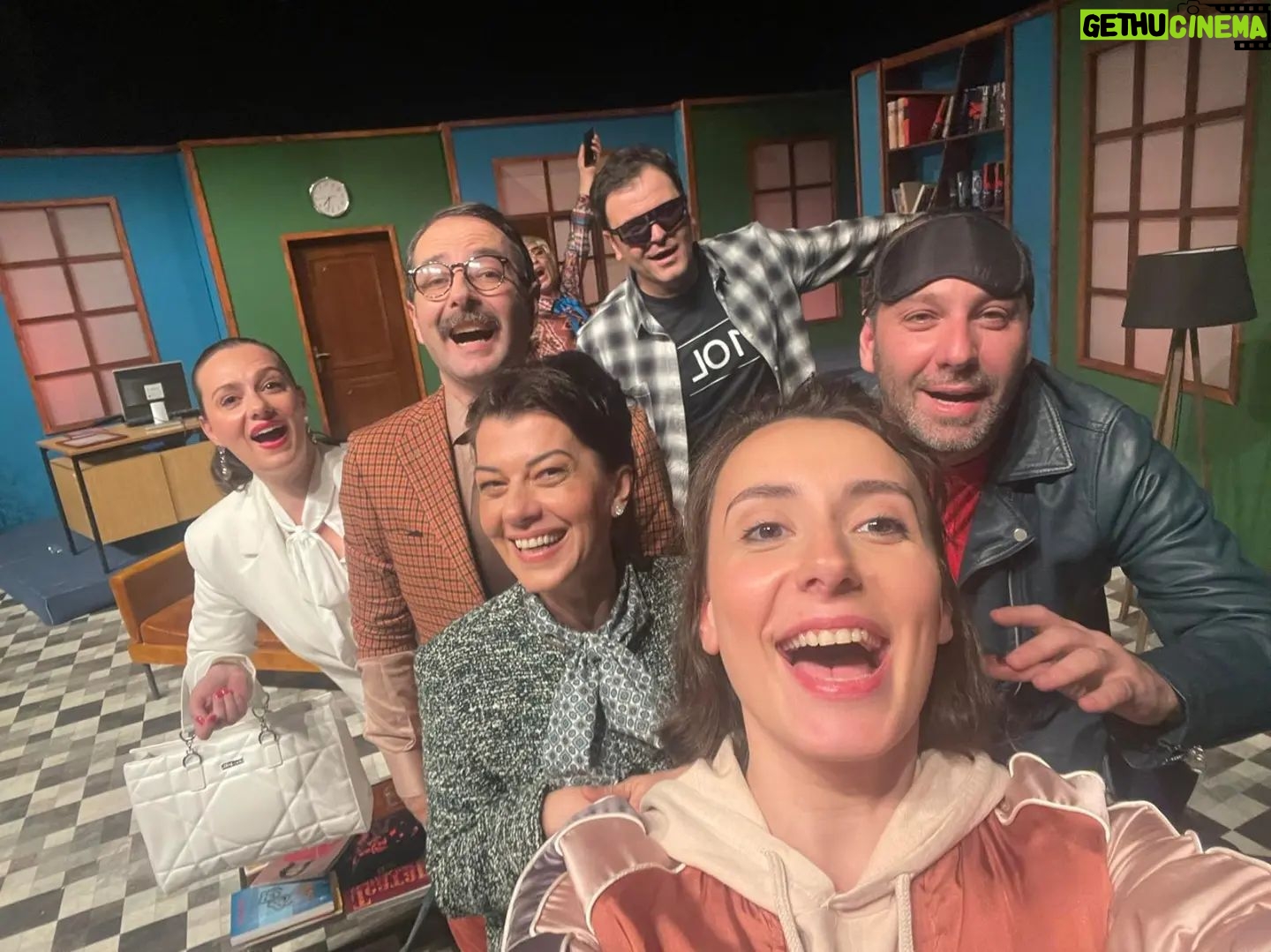 Filiz Ahmet Instagram - 17.05.2023 - 20:00h "Tik-Tak" Yöneten: Sinişa Evtimov Sahne Tasarım : İlina Angelovska Kostüm Tasarım: Aleksandar Noşpal Oynayanlar: Selpin Kerim Osman Ali Nesrin Tair Filiz Ahmet Neat Ali Ebru Musli Burhanettin İbrahim Bilet rezervasyonunuzu, Facebook sayfamızdan ya da 070 789 576 numarasını arayarak yapabilirsiniz ---------------------------------------- 17.05.2023 - 20:00h „Тик-так“ Режија : Синиша Евтимов Сценографија: Илина Ангеловска, Kостимографија: Александар Ношпал. Улогите ги толкуваат: Селпин Керим Осман Али Несрин Таир Филиз Ахмет Неат Али Ебру Мусли Бурханедин Ибрахим Билети може да резервирате на нашата Facebook страна или на бројот 070 789 576 Machina Production Skopje