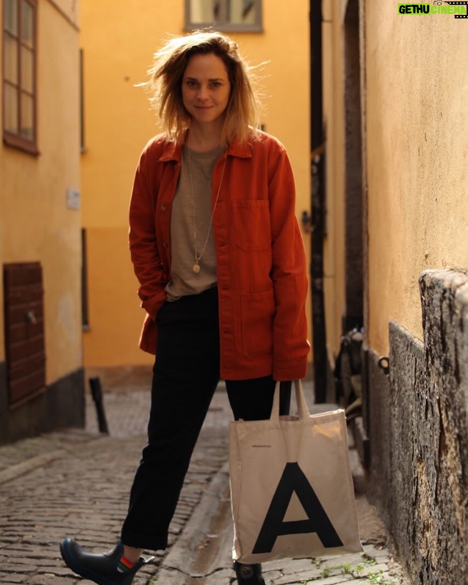 Fiona Dourif Instagram - A week ago my excellent friend @ceciliatutti.se.work dressed me like a chic boy in @adaysmarch and to be honest I haven’t changed my clothes since . #adaysmarch #mydaysmarch