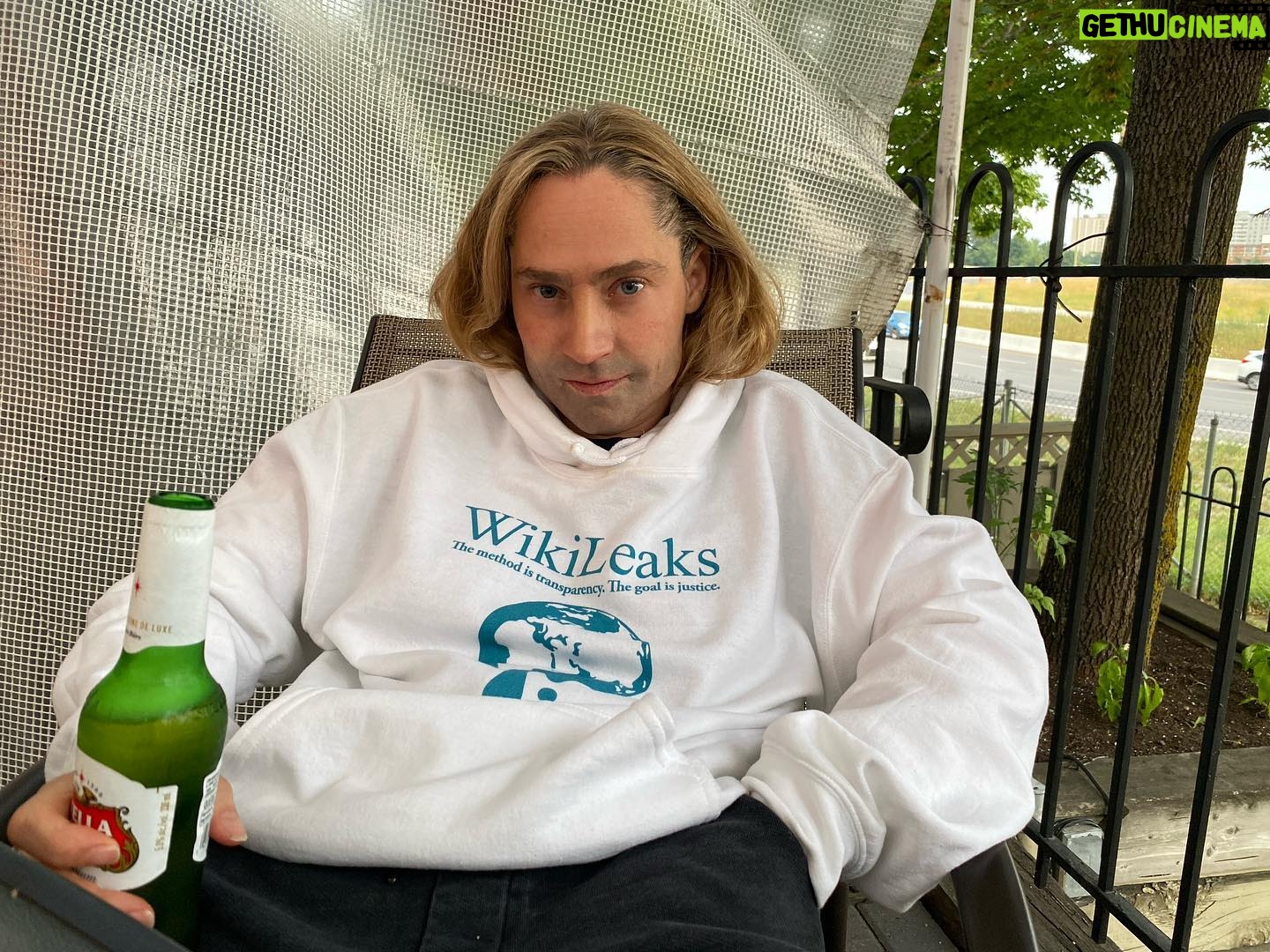 Fiona Dourif - 38K Likes - Grateful I make a vaguely hot serial killer
(Pic taken in said bar)
