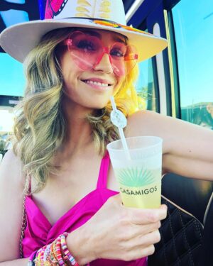 Fiona Gubelmann Instagram - Are you ready for it? 
•
•
•
•
thank you @laurenstubblefield @1lougriffiths #taylorswifterastour #taylor #erastour #eras @taylorswift @casamigos #casamigos #taylorswift