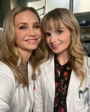 Fiona Gubelmann Instagram - Please give a big good doctor welcome to the lovely and talented @kaylacromerofficial 👏 @thegooddoctorabc #thegooddoctor