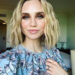 Fiona Gubelmann Instagram – Loved this weekend’s look for the Sony International Foreign Buyers Party ❤️
💄 @olafderlig
💇🏼♀️ @michaelduenas
👗 @st_roche
#thegooddoctor @thegooddoctor #parnick #fionagubelmann #morganreznick