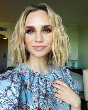 Fiona Gubelmann Instagram - Loved this weekend’s look for the Sony International Foreign Buyers Party ❤️

💄 @olafderlig 
💇🏼‍♀️ @michaelduenas 
👗 @st_roche 

#thegooddoctor @thegooddoctor #parnick #fionagubelmann #morganreznick