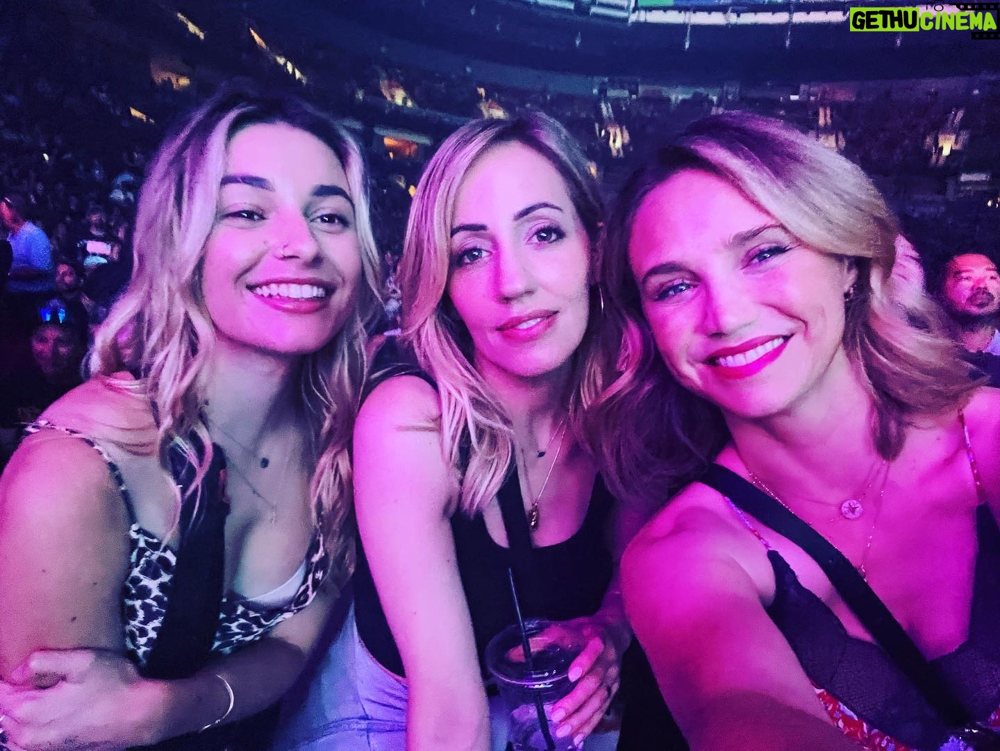 Fiona Gubelmann - 9.9K Likes - Best ladies night with @rheawarryn @zibbyloo @alanis #girlsnight #alanismorissette #thankyou #jaggedlittlepill