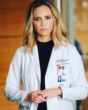 Fiona Gubelmann Instagram - An all new episode of @thegooddoctorabc airs TONIGHT!! I can’t wait to see what you think ❤️
#thegooddoctor #parnick