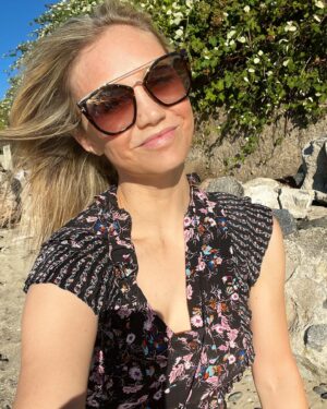 Fiona Gubelmann Instagram - All you need is sun ☀️ *

*and sunscreen ;)

#skincare #suncare #suncareisskincare