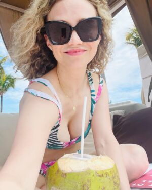 Fiona Gubelmann Instagram - She put de lime in de coconut, she drank 'em bot' up 
🥥💗🌴
@fspuntamita #fspuntamita
👙 @hurley 
🕶 @rebeccaminkoff