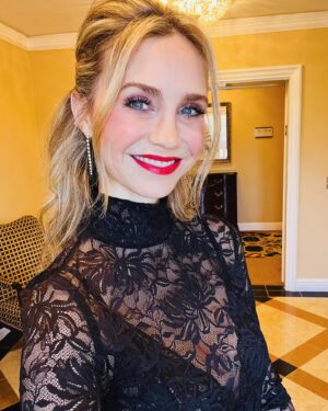 Fiona Gubelmann Instagram - Just a few moments bts from the whirlwind TCA trip this weekend. More pics to come…

A definite highlight was meeting the adorable cast of @percyseries 

Amazing jewelry @minichiellojewellers 
Dress @hillhouse 
Hair @rickhenryla 
Makeup @olafderlig 

@thegooddoctorabc #thegooddoctor @official_tca #tca #season7 #parnick #press #bts