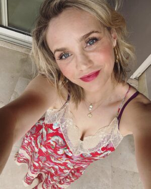 Fiona Gubelmann Instagram - Vacation ready in my favorite paradise 🌴❤️
@fspuntamita #fspuntamita #weddinganniversary #vacation #travel #beach @thebestalexweed