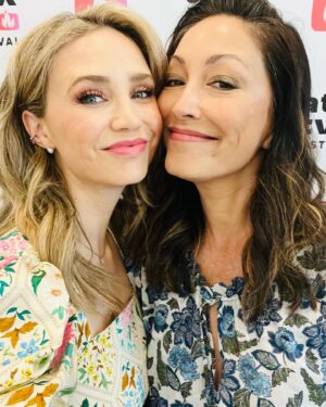 Fiona Gubelmann Instagram - Such a fantastic time on our panel today. Thank you @atxfestival for having us!! 
•
Amazing hair and makeup💄@nikkisketch 
Dress @estilo_austin 
Earrings @sarahojewelry 
Necklace and bracelet @minichiellojewellers 
@thegooddoctorabc #thegooddoctor #parnick