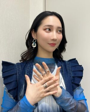 First Summer Uika Instagram - #ウイカ衣装 🌨️

デニムベスト
@teki_atelier 

中に着たシアートップス
@uenui.official 

スカート
@immez_official 

イヤリング
@mckenna_cak 

リング(左手人差し指)
@solo_1_029

styling @shingo_tsuno
