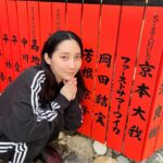 First Summer Uika Instagram - 先日お仕事で京都に行けたので #車折神社 に奉納していた玉垣見に行きました！ 去年の6月ぶり！ 直接見に行けてなかったのでやっと！ 社務所さん閉まってたのに気づいて下さって ご挨拶もできました🙏 #光る君へ 観てくださっているそうで お話もさせていただけて嬉しかったです🥲 大阪にいる頃から芸能神社があるので 時々お詣りに行ってましたが、 去年からは清少納言にご挨拶に！ 私の玉垣は、なんとちょうど 清少納言社の目の前に玉垣があります…！😳😳 お詣りに来られた際は是非見て行ってください❤️ また1年よろしくお願いします✨☺️