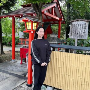 First Summer Uika Instagram - 先日お仕事で京都に行けたので
#車折神社 に奉納していた玉垣見に行きました！
去年の6月ぶり！
直接見に行けてなかったのでやっと！

社務所さん閉まってたのに気づいて下さって
ご挨拶もできました🙏
#光る君へ 観てくださっているそうで
お話もさせていただけて嬉しかったです🥲

大阪にいる頃から芸能神社があるので
時々お詣りに行ってましたが、
去年からは清少納言にご挨拶に！

私の玉垣は、なんとちょうど
清少納言社の目の前に玉垣があります…！😳😳
お詣りに来られた際は是非見て行ってください❤️

また1年よろしくお願いします✨☺️