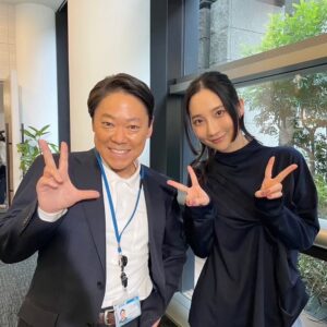First Summer Uika Instagram - #不適切にもほどがある！

最終話もチラリと出演させていただきました。
観てくださった皆様ありがとうございました。

今後、時を超えて語られる、
令和初期を象徴、代表する作品になるであろう
とてつもなく素晴らしい作品に、
エンタメの在り方を問いかけるエピソードで重要な
羽村役で参加できたことは本当にしあわせでした。

このドラマを観て映像や芝居の世界を志す、
エンタメの未来を担う若者が沢山現れるんだろうなあ…！

小学生、IWGP、木更津キャッツアイごっこをして
中学生、大人計画「イケニエの人」を観て衝撃を受けて
高校生、卒業文集に「大人計画に出たい」と書いて
18歳、劇団に入ってグループ魂憧れで芝居とバンドをやって

ファンから憧れに、憧れから目標になって
ずっと宮藤さんと阿部さんを追い続けた
かつての私がそうだったように！

きっと、数え切れないほど誰かの力になったドラマですね
一視聴者としても本当に幸せでした、大好きな作品です。

宮藤さん、磯山P、阿部さん、仲さん
#ふてほど の関係者の皆様
本当にありがとうございました！