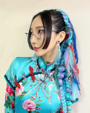 First Summer Uika Instagram - テレ東音楽番組「超音波」のヘアセットは
いつもバッキバキに気合い入ってる🌈🔥

hair set @tomomiyoshidahm
