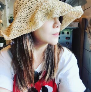 Fish Leong Instagram - 只要跟美好的人在一起 日子就會好好好好好啊
——-可是這是去年的出遊照了…哈- 要來約起去海邊胡鬧了😃😊😄😂😀 calling….

聽說今天兒童節？
祝我 兒童節快樂🎉😂🏝️🏝️🏝️