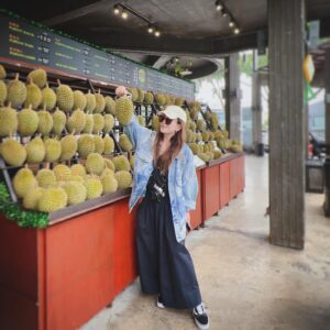 Fish Leong Instagram - 開演前 …..榴蓮的助攻 🥷⚡️⭐️火力十足 火力全開🌳我愛榴蓮 真的流連忘返 ❤️❤️❤️

〰️⭐️榴蓮大使來了
介紹團隊成員吃道地新鮮榴蓮 一一介紹 下次要去果園
有人要入團嗎？
從小就愛吃榴蓮 ，我外公有一座榴蓮山 👍👍👍
表哥家也有吃不完的榴蓮☺️✌️