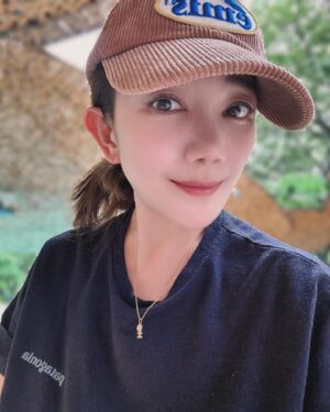 Fish Leong Instagram - ｜
夏日炎炎 夏日炎炎 
滑起了限動 就等一張自拍嗎 🤳 
我也想收一張⭐️⭐️⭐️⭐️⭐️⭐️⭐️⭐️🤳🤳🤳🤳🤳🤳🤳🤳🤳
