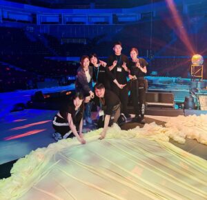 Fish Leong Instagram - 🛸 the making of……..

疲憊的肩膀卻撐得起一座星球，光的軌道按時啟動，把樂章刻在雪紡裡，裁縫師的手一針一針密密縫 ，金色的剪刀落在層層的滾邊蕾絲，彎彎的一朵一朵像極了兒時生日蛋糕的白色花型…
繼續編織著……心想此刻若能真的躺在床上睡去必定是一秒入睡啊！
縫紉機依舊沒有要下班的意思…….
天啊…………………………….

堅持的理由依稀是如此這般吧….
有個人在耳邊說著幾個夢 ，夢就成了一刻永恆。
愛造夢的你我 ，搶了一張船票 ，到了藍色多瑙河….

- #teamfish #超級圓頂 #添翼製作 
#whenwetalkaboutlove #謝謝你們 謝謝team members⭐️所有的舞美 設計 VCR導演設計 再次感謝！音控 內外場老師們🎂導演組每一位英雄們 攝影影像造型化妝髮型，音樂老師們 . 🥂🥂🥂 再次感謝！ 道具組感謝. 祝我們繼續在創作這部分互相激盪出火花 ～ 快樂如小孩的初心，舞蹈。

👗🪡👗🧵🧶🪢——🧟🧟🧟🧟🧟🧟🧟🧟‍♀️🧟‍♀️🧟‍♀️🧟‍♀️🧟‍♀️🧟‍♀️🧟‍♀️🧟‍♀️

Spirits energy 🍯🍯🍯 magician 🥂musicians ‘ sparkle every dream🌌🌃🏙️🎇🌠
🍨🍦
Photo 1-2-6-7by LIN 
Photo 3-4-5 by Fish