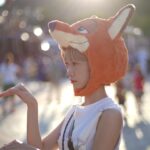 Fish Liew Instagram - 作為30年都還在童年時期的資深兒童，得獎當然是去迪士尼慶祝🎉 連日大雨在我去的當天突然放晴，原本準備的雨傘也用來擋太陽。 我戴著「優獸大都會」阿力頭套走在熱力四射的迪士尼，遇到了其他動物如米老鼠、Stella Lou、Duffy⋯ 整天下來並沒有遇到另一隻跟我一樣的狐狸， 大家都紛紛投以羨慕的目光 我就知道 我是勇者 樂園有多好玩從我燦爛的笑容就可以看出來，自己也驚訝 我居然也可以笑得這麼開。 重點推薦城堡晚間匯演 結合了不同多媒體效果，如大型立體光雕投影技術，配合故事主題構思的大型水幕投影、配合激光、燈光、燦爛的煙火 震撼程度只能說 「wow」和「wowwow」 好靚 好靚⋯ *溫馨提示，記得早一點過來佔最佳位置觀賞 #Momentous #迪士尼星夢光影之旅 #TheMostMagicalShowOnEarth @hkdisneyland