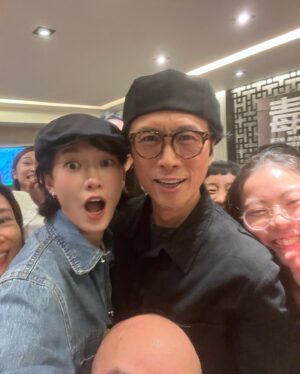 Fish Liew Instagram - 作為30年都還在童年時期的資深兒童，得獎當然是去迪士尼慶祝🎉

連日大雨在我去的當天突然放晴，原本準備的雨傘也用來擋太陽。
我戴著「優獸大都會」阿力頭套走在熱力四射的迪士尼，遇到了其他動物如米老鼠、Stella Lou、Duffy⋯
整天下來並沒有遇到另一隻跟我一樣的狐狸，
大家都紛紛投以羨慕的目光
我就知道 我是勇者

樂園有多好玩從我燦爛的笑容就可以看出來，自己也驚訝
我居然也可以笑得這麼開。

重點推薦城堡晚間匯演
結合了不同多媒體效果，如大型立體光雕投影技術，配合故事主題構思的大型水幕投影、配合激光、燈光、燦爛的煙火
震撼程度只能說
「wow」和「wowwow」

好靚 好靚⋯

*溫馨提示，記得早一點過來佔最佳位置觀賞

#Momentous 
#迪士尼星夢光影之旅
#TheMostMagicalShowOnEarth 

 
@hkdisneyland