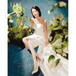 Fish Liew Instagram - 跟廖子妤 @fish331 談婚姻與家庭是一件奇妙的事，有很多答案都有些出人意表， 不是驚天動地那種，而是總會突如其來地出現一些反差， 她傳統、想得透徹、懂得設身處地，同時又有貪玩的一面，重點是 —— 意想不到地浪漫。 整個訪問有點像《愛麗絲夢遊仙境》似的，一不留神便掉入兔子洞，發現內裡別有洞天。 Photo @thebuffacow Stylist @alexanderhlex Styling assistant JOSE CHU Hair @chau.matt Makeup @melodychiumakeup Manicurist PINKY HO Florist @kofeflowers Text @nicholasltt 完整精彩內容盡在《ELLE》6月號！ 👉🏻follow us @ellehongkong #editor_co #ellefashion #elleceleb #ellebride @jimmychoo #jimmychoo #fishliew #廖子妤 #廖子妤fish #bride #bridal #bridalwear #fashionstyling #fashion #fashionphotography