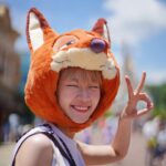 Fish Liew Instagram - 作為30年都還在童年時期的資深兒童，得獎當然是去迪士尼慶祝🎉 連日大雨在我去的當天突然放晴，原本準備的雨傘也用來擋太陽。 我戴著「優獸大都會」阿力頭套走在熱力四射的迪士尼，遇到了其他動物如米老鼠、Stella Lou、Duffy⋯ 整天下來並沒有遇到另一隻跟我一樣的狐狸， 大家都紛紛投以羨慕的目光 我就知道 我是勇者 樂園有多好玩從我燦爛的笑容就可以看出來，自己也驚訝 我居然也可以笑得這麼開。 重點推薦城堡晚間匯演 結合了不同多媒體效果，如大型立體光雕投影技術，配合故事主題構思的大型水幕投影、配合激光、燈光、燦爛的煙火 震撼程度只能說 「wow」和「wowwow」 好靚 好靚⋯ *溫馨提示，記得早一點過來佔最佳位置觀賞 #Momentous #迪士尼星夢光影之旅 #TheMostMagicalShowOnEarth @hkdisneyland