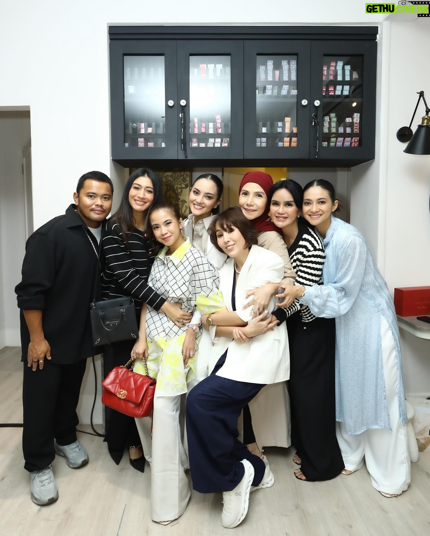 Fitrie Rachmadhina Instagram - Ramadhan cantik bersama @mirrormirror.id And Congratulations for the soft opening Airbrush @flrmistofficial x @ririnekawati 😍🌸 Makeup jadi satset tapi tetep glowing 😍 Sekalian silaturahmi sama mygals 🤗 Maafkan sedikit telat 😅