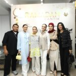Fitrie Rachmadhina Instagram - Ramadhan cantik bersama @mirrormirror.id And Congratulations for the soft opening Airbrush @flrmistofficial x @ririnekawati 😍🌸 Makeup jadi satset tapi tetep glowing 😍 Sekalian silaturahmi sama mygals 🤗 Maafkan sedikit telat 😅