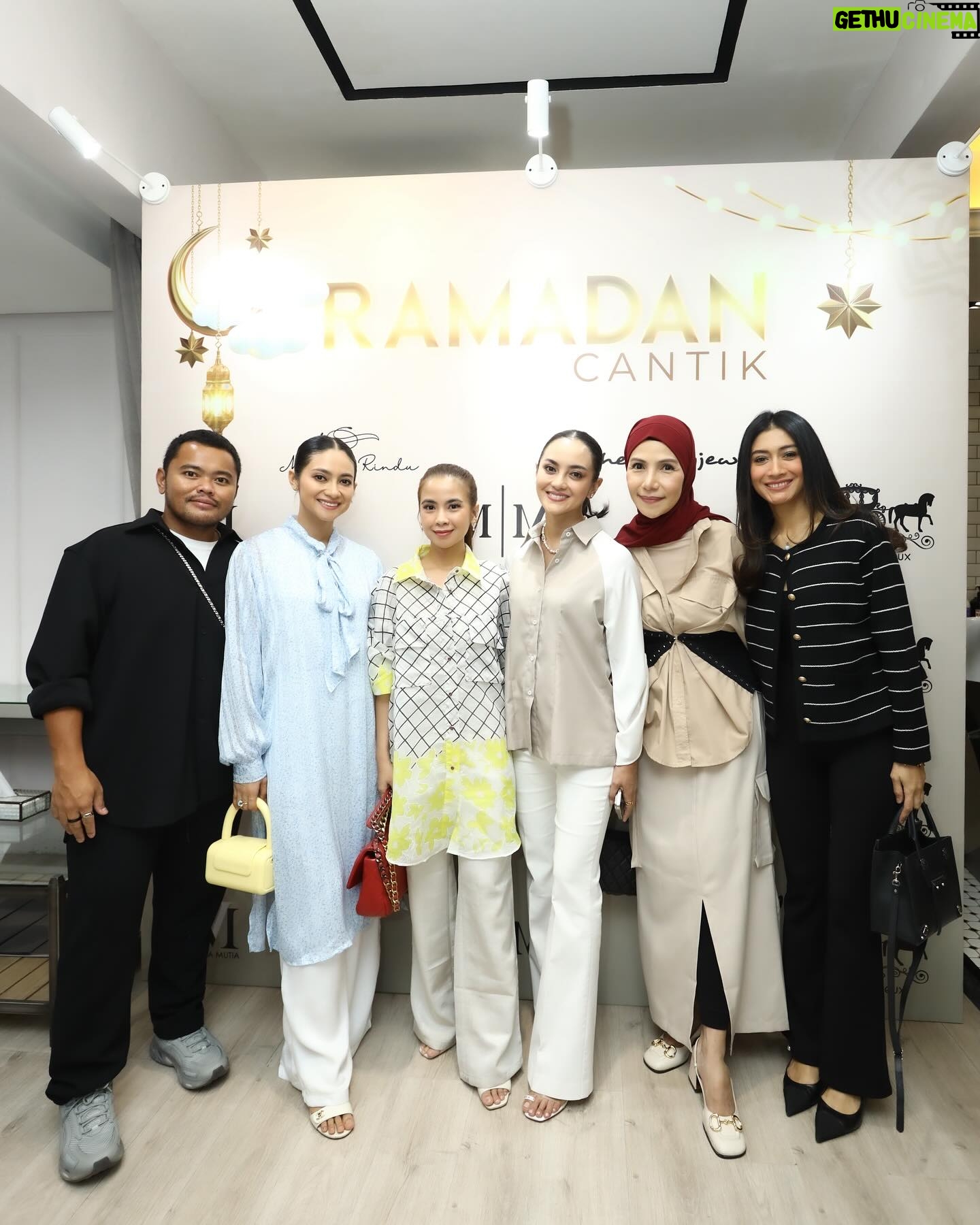 Fitrie Rachmadhina Instagram - Ramadhan cantik bersama @mirrormirror.id And Congratulations for the soft opening Airbrush @flrmistofficial x @ririnekawati 😍🌸 Makeup jadi satset tapi tetep glowing 😍 Sekalian silaturahmi sama mygals 🤗 Maafkan sedikit telat 😅