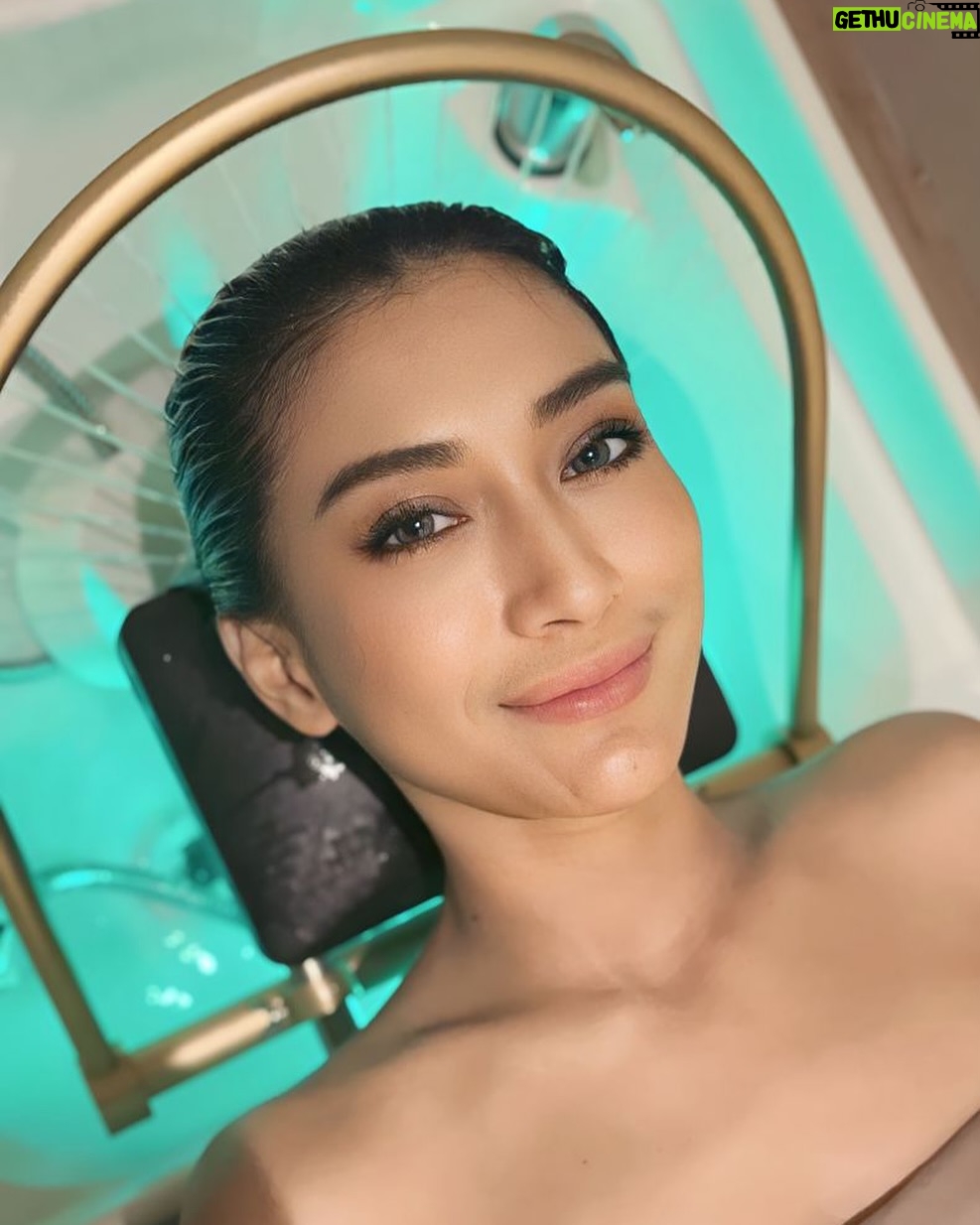 Fitrie Rachmadhina Instagram - Weekend kemarin aku nyobain Japanese hair spa di @lushandglow.id Sebelum treatment di mulai, scalp check dulu buat mengetahui bagaimana keadaan rambut dan kulit kepalanya. Trs di pakein rosemary oil dan lanjut berbagai treatment nya. Duh enakkk banget jujur kepala jadi enteng bgt krn treatment nya pake berbagai tools yang bikin kepala jd enteng dan semua kotoran kepala rontok. Last but not least, hot water drip sambil massage head to toe. UGH LUVLY Jujurly this was my first treatment and I’m sure I will come back again for japanese hair spa!! And shhhh… Surprisingly, harganya terjangkau banget 😍
