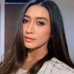 Fitrie Rachmadhina Instagram - Selfie speak louder than words ✨ 👁️: @acuvueid 💄: @hudabeauty 💆🏻‍♀️: @billiondollarlab & @olaplex.indonesia
