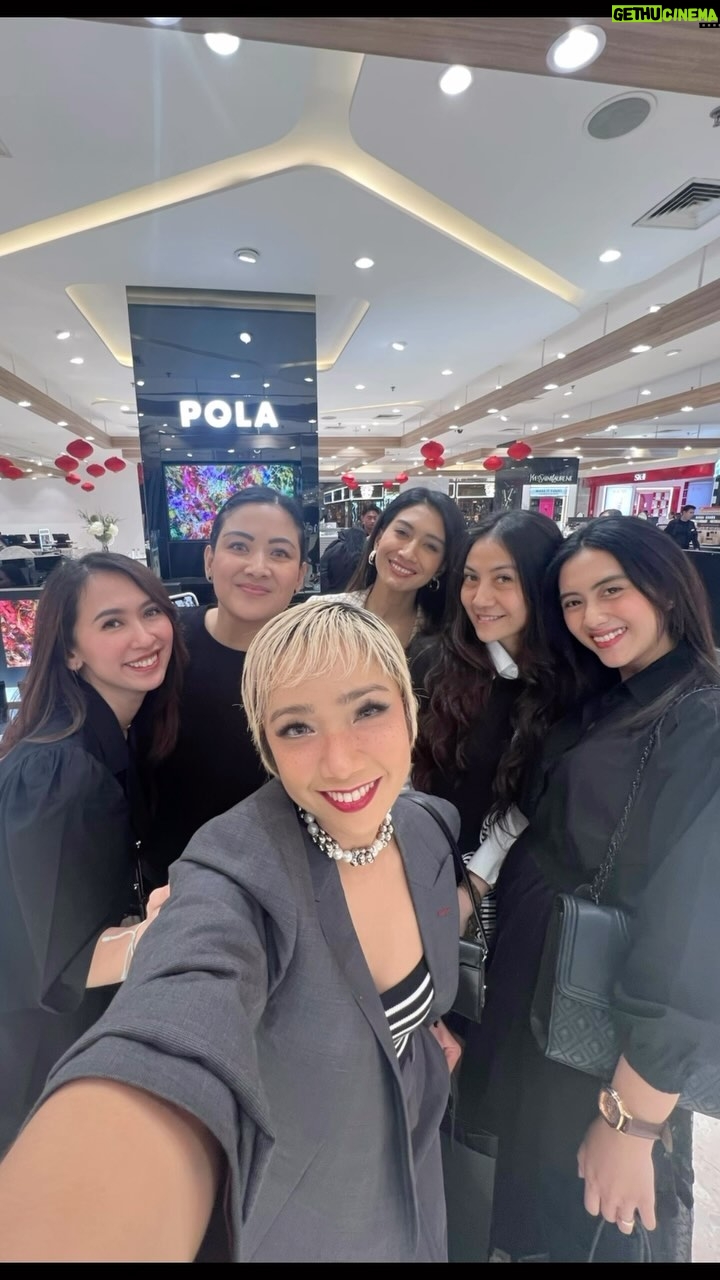 Fitrie Rachmadhina Instagram - Had a blast trying out @pola_official_id skincare with neng @melodywajong! β¨ Thanks for the invite, neng! β¨πΈπ»π