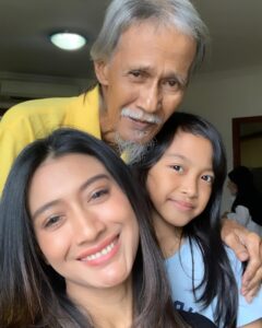 Fitrie Rachmadhina Instagram - Happy birthday, paps. Sing penting sehat sehat sehat 🤍. Di banyakin lagi sabarnya 😋😚