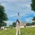Fitrie Rachmadhina Instagram – Napak tilas ketempat bermain waktu kecil, Lapangan Banteng. 
Kebetulan cuaca kemarin enak sekali untuk berkeliling Jakarta kota tercinta. Cerah tapi sejuk adem. – Jalanan pun lapang 🩵