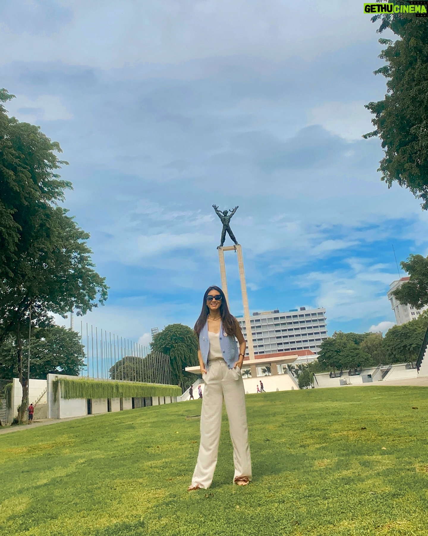 Fitrie Rachmadhina Instagram - Napak tilas ketempat bermain waktu kecil, Lapangan Banteng. Kebetulan cuaca kemarin enak sekali untuk berkeliling Jakarta kota tercinta. Cerah tapi sejuk adem. - Jalanan pun lapang 🩵