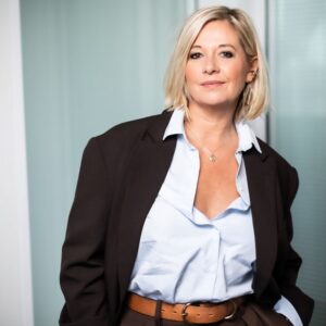 Flavie Flament Instagram - Cela faisait longtemps que j’attendais l’exigence d’une lecture attentive, un véritable travail d’enquête, une volonté de faire avancer le débat, loin de l’opportunisme que ce sujet, maudit hier, peut parfois susciter aujourd’hui. 
C’est enfin arrivé. 
Les archives sont ahurissantes. 
Comme vous êtes très nombreux à me le demander, je vous laisse le lien dans ma bio. 
Et un rappel en story. 

Merci @marineturchi, merci @mediapart. 

📸 @sebcalvet