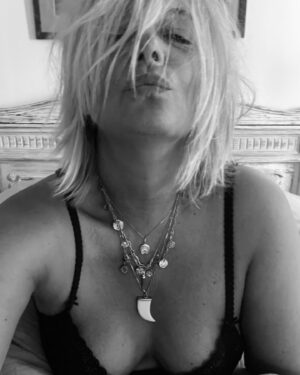 Flavie Flament Instagram - Saint-Val ❤️🕊️

@sandrinekiberlain 
@ladactylo 
@lindeprimeuse
@jul_suits
@etienne_dorsay