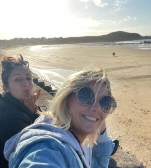 Flavie Flament Instagram - Rencontrer une fille pareille est une aubaine❤️
Léa est une Reine de l’Amitié.
L’amitié, la vraie, la seule qui vaille, est fidèle, ne souffre ni la distance, ni les conditions, ni le jugement, encore moins les enfantillages.
Avec elle, c’est le meilleur.
Léa est une précieuse.
Je vous souhaite à tous d’avoir une @lealandoofficiel dans votre vie!
Happy Birthday❤️✨ma Guigone!
À nos rires, à nos larmes, nos conneries et tout le reste! 
Je t’aime