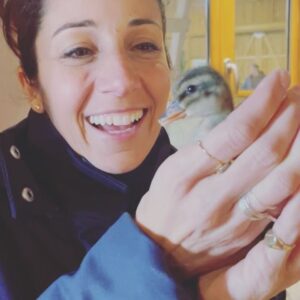 Flavie Flament Instagram - Rencontrer une fille pareille est une aubaine❤️
Léa est une Reine de l’Amitié.
L’amitié, la vraie, la seule qui vaille, est fidèle, ne souffre ni la distance, ni les conditions, ni le jugement, encore moins les enfantillages.
Avec elle, c’est le meilleur.
Léa est une précieuse.
Je vous souhaite à tous d’avoir une @lealandoofficiel dans votre vie!
Happy Birthday❤️✨ma Guigone!
À nos rires, à nos larmes, nos conneries et tout le reste! 
Je t’aime