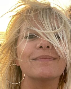 Flavie Flament Instagram - Et puis, un jour, quand la guerre n’est plus déclarée, qu’elle a été menée, quand la vie est plus douce, que le chagrin ne fait plus de bruit… se pencher sur le passé. 
Et comprendre qu’il y a là, oui, là où l’on ne voulait plus aller, il y a là, aussi, une forme de lumière dans le chaos. Car il est des gardiens du souvenir, et qu’on les remercie. Tout ira bien. Toujours🙏❤️